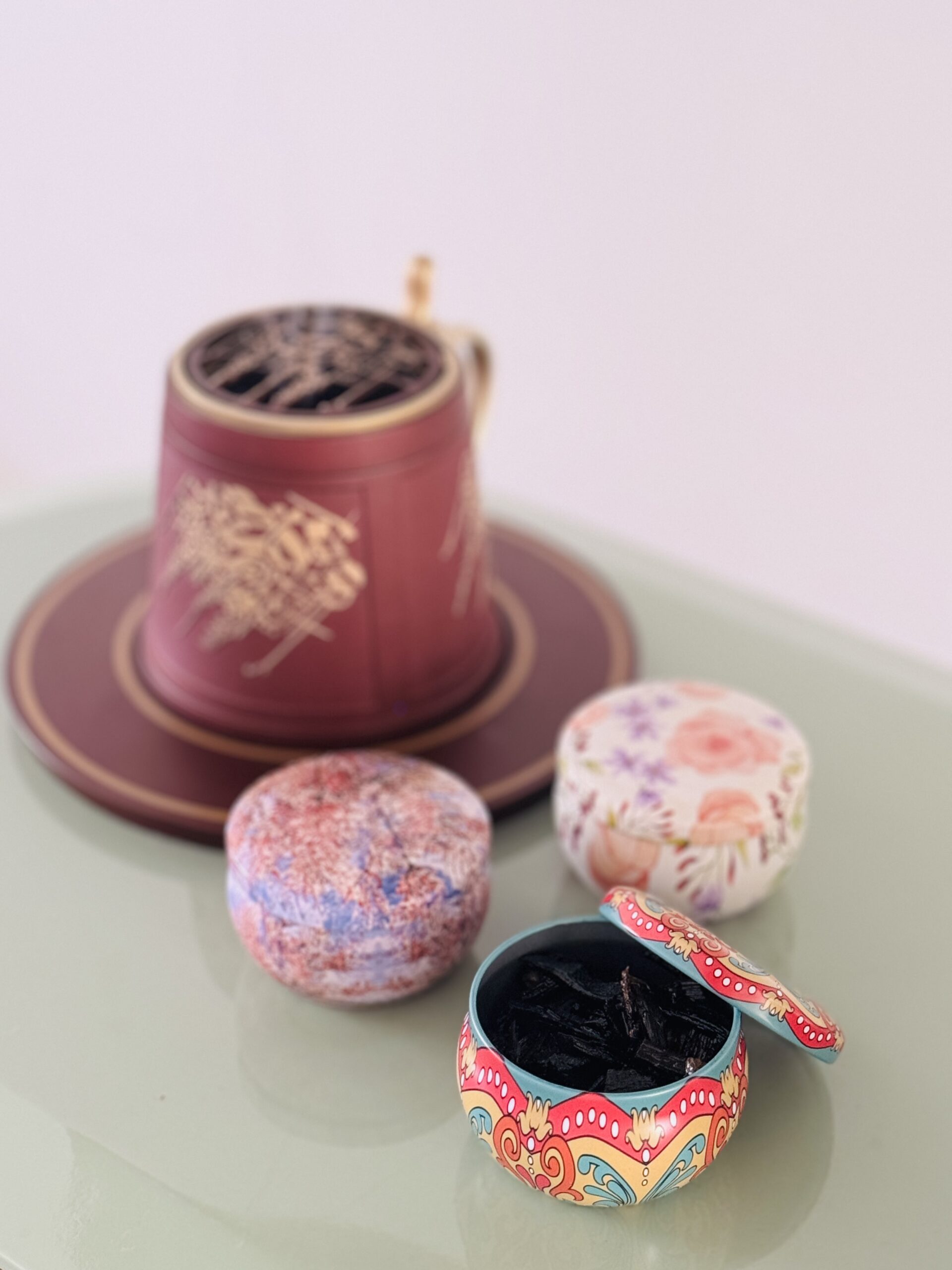 بخور عود مسقي بالهيل و لوبان